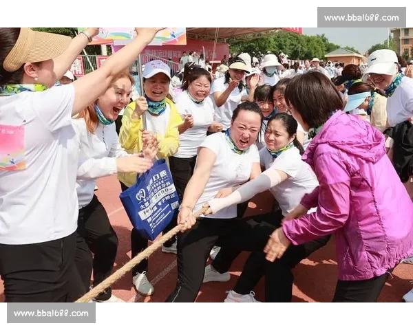 热血沸腾的拔河赛场上绳索飞舞呐喊震天尽显团队力量